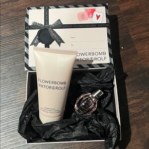 Victor Rolf flower bomb 2 pc gift set-parfum & body lotion-NEW